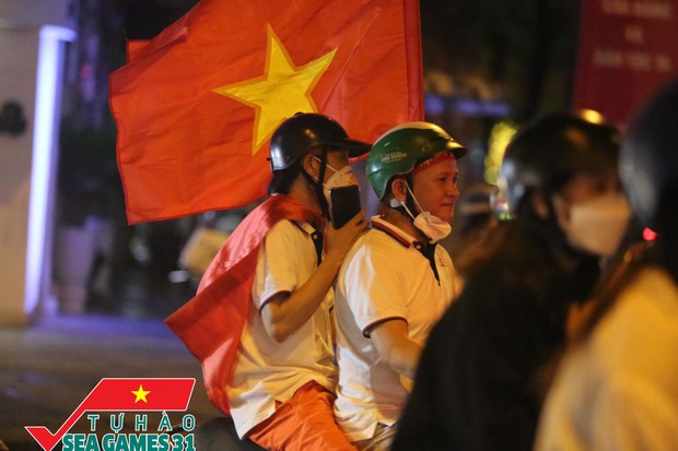 CĐV cả nước vỡ òa trong hạnh phúc, cùng đổ ra đường ăn mừng chiến thắng của U23 Việt Nam - Ảnh 6.