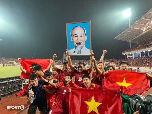 Trường Giang - Nhã Phương và dàn sao Vbiz vỡ oà trước chiến thắng của đội tuyển Việt Nam tại SEA Games 31 - Ảnh 21.