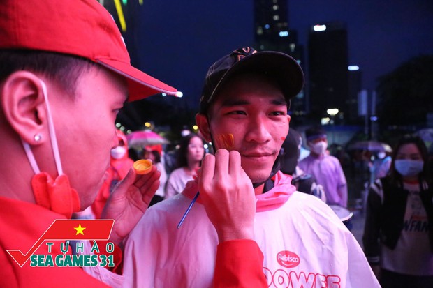 CĐV cả nước nhuộm đỏ SVĐ Mỹ Đình, các ngả đường để “tiếp lửa” cho U23 Việt Nam trong trận chung kết SEA Games 31 - Ảnh 8.