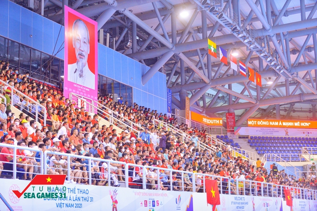 Ảnh: CĐV xếp hàng kín nhà thi đấu tỉnh Quảng Ninh tiếp lửa 2 ĐT bóng chuyền Việt Nam tranh HCV tại SEA Games 31 - Ảnh 1.