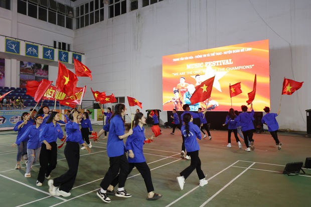 Người dân Mê Linh vỡ òa trong niềm vui chiến thắng của U23 Việt Nam - Ảnh 3.
