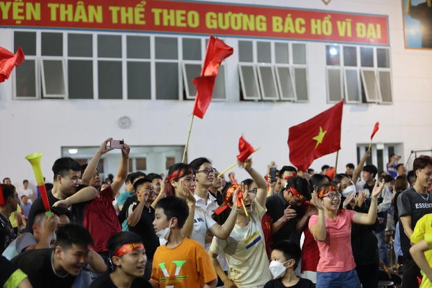 Người dân Mê Linh vỡ òa trong niềm vui chiến thắng của U23 Việt Nam - Ảnh 6.