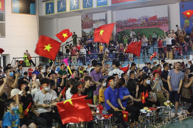 Người dân Mê Linh vỡ òa trong niềm vui chiến thắng của U23 Việt Nam - Ảnh 9.