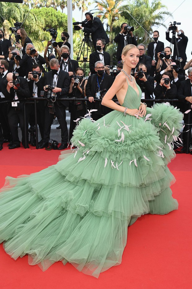 Đặc sản của Cannes: Những bộ váy áo cồng kềnh khiến “khổ chủ” di chuyển vất vả - Ảnh 2.