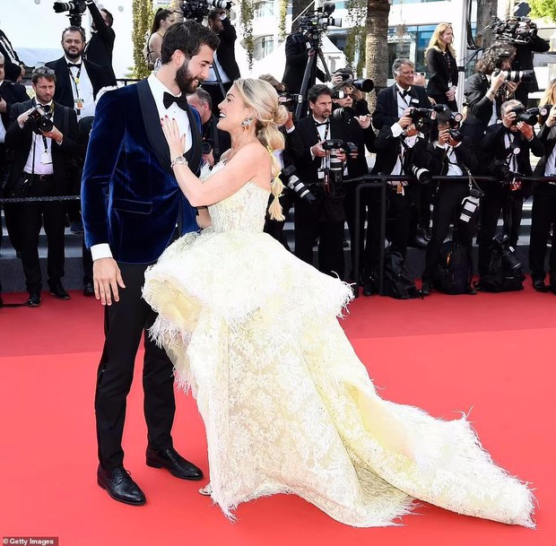 Cannes ngày 5: Nữ người mẫu quý tộc Anh mặc váy xuyên thấu lộ nội y phản cảm - Ảnh 1.