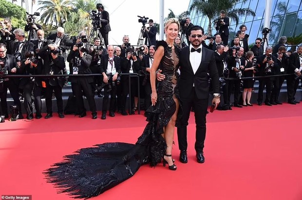 Cannes day 5: British aristocratic model wears a dress that penetrates to reveal offensive lingerie - Photo 2.