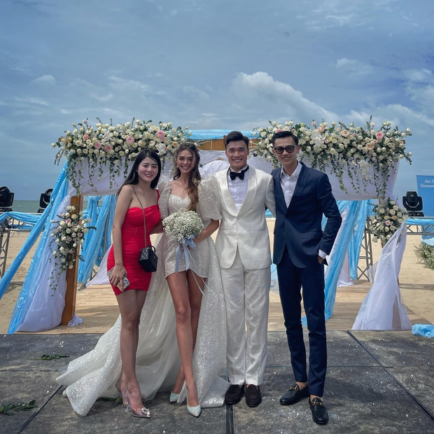 The newlywed wife of goalkeeper Bui Tien Dung: Graduated from Ukraine's second oldest university, very beautiful student beauty - Photo 1. The newlywed wife of goalkeeper Bui Tien Dung: Graduated from Ukraine's second oldest university, very beautiful student beauty - Photo 1.