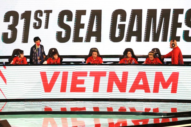 Gấu, ProE và dàn streamer nổi tiếng rủ nhau đến cổ vũ ĐT Liên Quân Việt Nam vô địch SEA Games 31 - Ảnh 12.