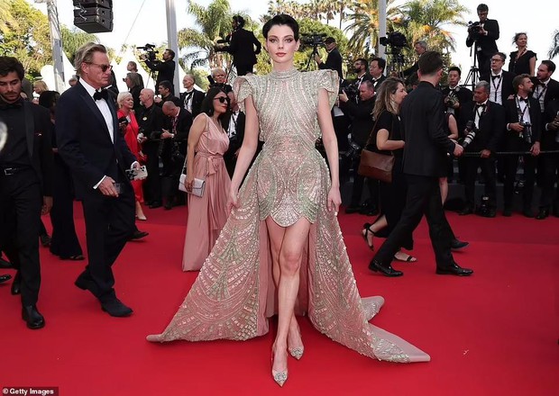 Cannes day 5: British aristocratic female model wears a dress through which reveals offensive lingerie - Photo 18.