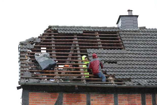 Lốc xoáy tấn công thành phố ở Đức khiến 40 người bị thương, ít nhất 1 người thiệt mạng - Ảnh 3.