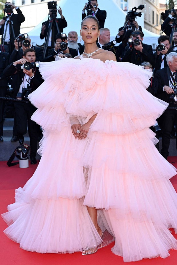 Đặc sản của Cannes: Những bộ váy áo cồng kềnh khiến “khổ chủ” di chuyển vất vả - Ảnh 4.