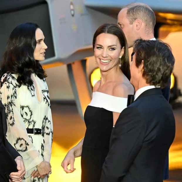 Phản ứng bất thường của Công nương Kate sau khi được tài tử Tom Cruise cầm tay dìu đi gây xôn xao dư luận - Ảnh 3.