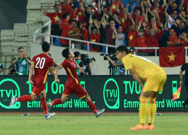 Khoảnh khắc cảm xúc: Nhâm Mạnh Dũng đánh đầu giúp U23 Việt Nam vô địch SEA Games 31 - Ảnh 3.