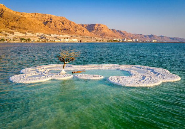 In the middle of the Dead Sea, there is an island as white as snow, containing a miracle that surprises the whole world - Photo 2.