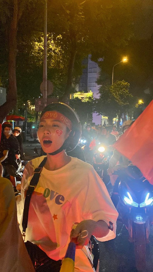 Vbiz stars burst out, went down the street to celebrate the victory of the Vietnamese team, especially Thuy Tien attracted attention because of her cute expression - Photo 7.