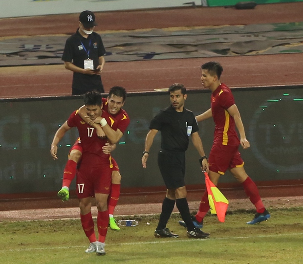 Khoảnh khắc cảm xúc: Nhâm Mạnh Dũng đánh đầu giúp U23 Việt Nam vô địch SEA Games 31 - Ảnh 7.