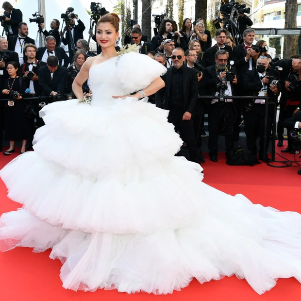 Đặc sản của Cannes: Những bộ váy áo cồng kềnh khiến “khổ chủ” di chuyển vất vả - Ảnh 10.