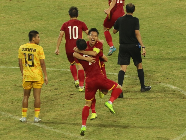 Khoảnh khắc cảm xúc: Nhâm Mạnh Dũng đánh đầu giúp U23 Việt Nam vô địch SEA Games 31 - Ảnh 9.