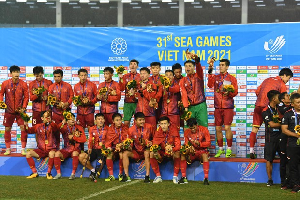Nhâm Mạnh Dũng hét to đầy phấn khích, Phan Tuấn Tài mắt đỏ hoe tạo nên loạt khoảnh khắc ấn tượng của U23 Việt Nam tại SEA Games 31  - Ảnh 9.