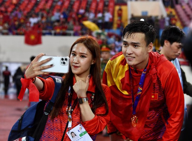 Nhâm Mạnh Dũng hét to đầy phấn khích, Phan Tuấn Tài mắt đỏ hoe tạo nên loạt khoảnh khắc ấn tượng của U23 Việt Nam tại SEA Games 31  - Ảnh 6.