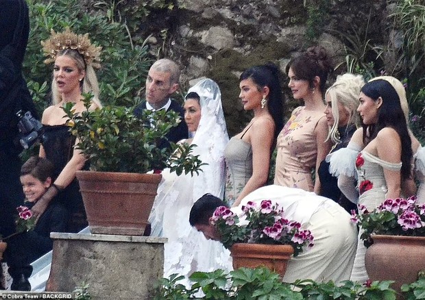 Kourtney Kardashian tổ chức đám cưới độc lạ: Chị em Kim lên đồ đen lộng lẫy như đi thảm đỏ, Kylie - Kendall và Megan Fox đối lập - Ảnh 11.