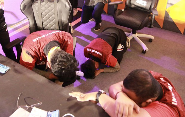 ĐT Indonesia khóc nức nở khi đem về HCV PUBG đồng đội nam ở SEA Games 31 - Ảnh 2.