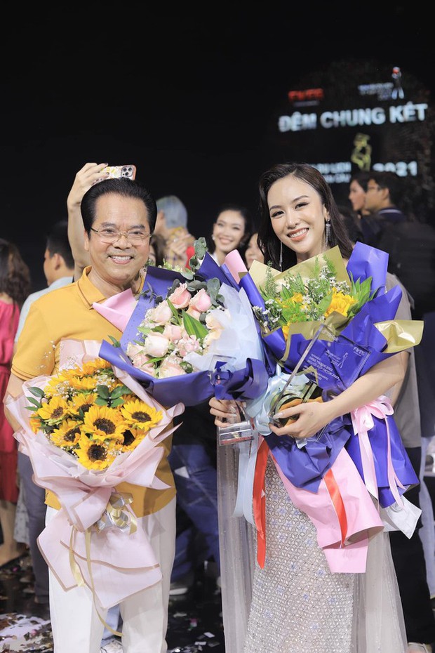 People's Artist Tran Nhuong flew to Phan Thiet to congratulate his daughter on the Miss contest - Photo 2.