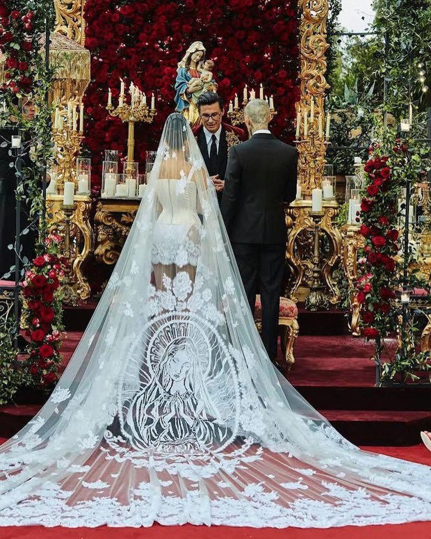 Chị cả Kardashian mặc váy cưới như nội y trong hôn lễ lần 3 với Travis Barker - Ảnh 1.