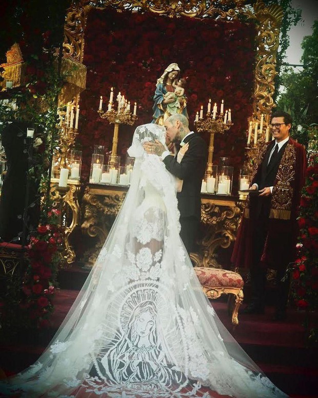 Chị cả Kardashian mặc váy cưới như nội y trong hôn lễ lần 3 với Travis Barker - Ảnh 2.
