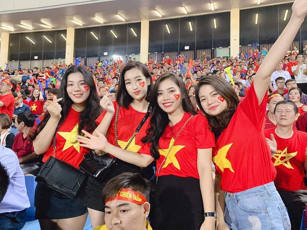 Nhan sắc xinh đẹp gây sốt của dàn Hoa, Á hậu mỗi lần đến sân vận động cổ vũ đội tuyển Việt Nam - Ảnh 11.