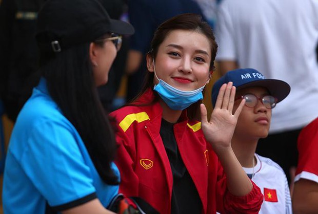 Nhan sắc xinh đẹp gây sốt của dàn Hoa, Á hậu mỗi lần đến sân vận động cổ vũ đội tuyển Việt Nam - Ảnh 14.