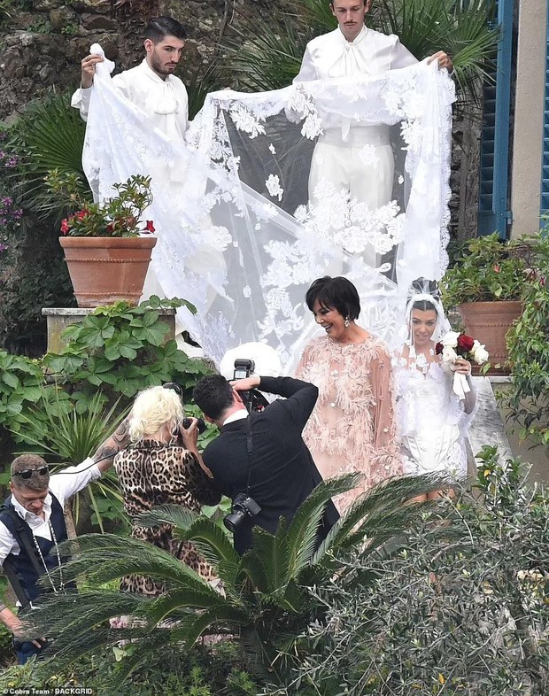 The eldest sister Kardashian wore her wedding dress as lingerie in her third wedding with Travis Barker - Photo 11.