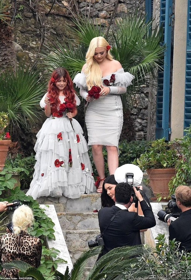 The eldest sister Kardashian wore her wedding dress as lingerie in her third wedding with Travis Barker - Photo 12.