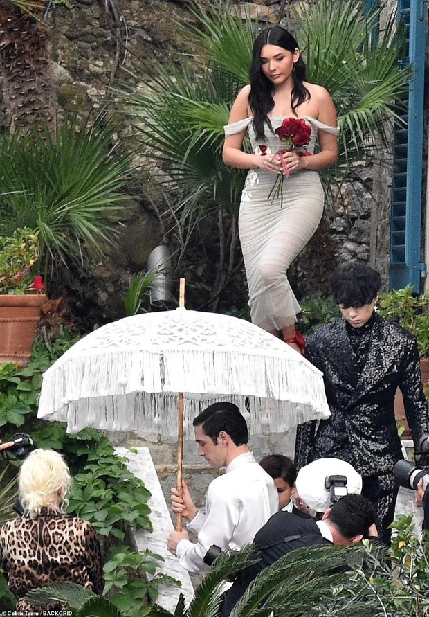 The eldest sister Kardashian wore her wedding dress as lingerie in her third wedding with Travis Barker - Photo 13.