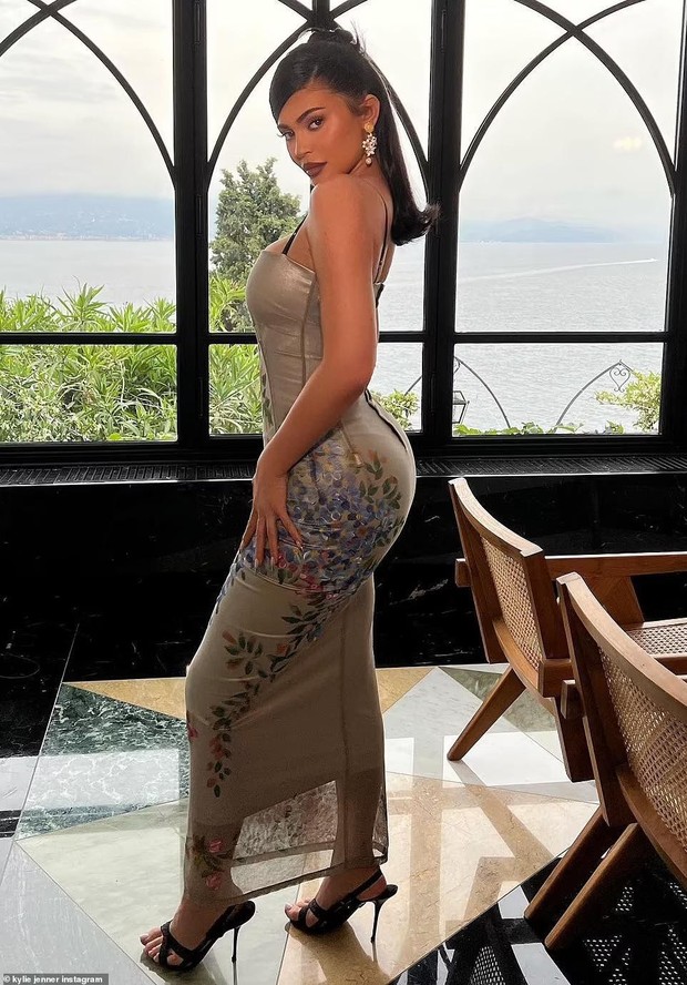 Chị cả Kardashian mặc váy cưới như nội y trong hôn lễ lần 3 với Travis Barker - Ảnh 17.