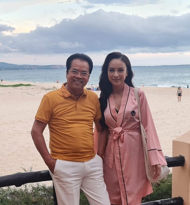 People's Artist Tran Nhuong flew to Phan Thiet to congratulate his daughter on the Miss contest - Photo 3.