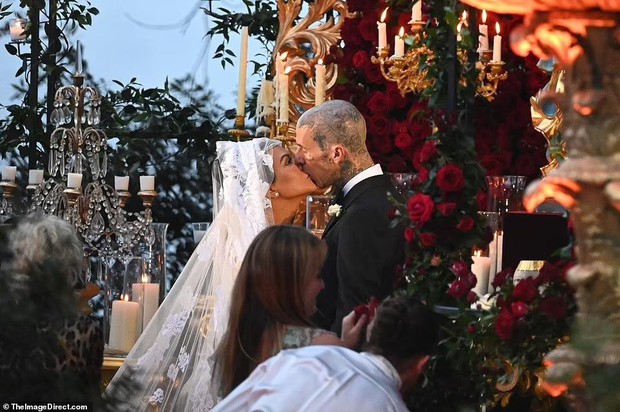 Chị cả Kardashian mặc váy cưới như nội y trong hôn lễ lần 3 với Travis Barker - Ảnh 3.