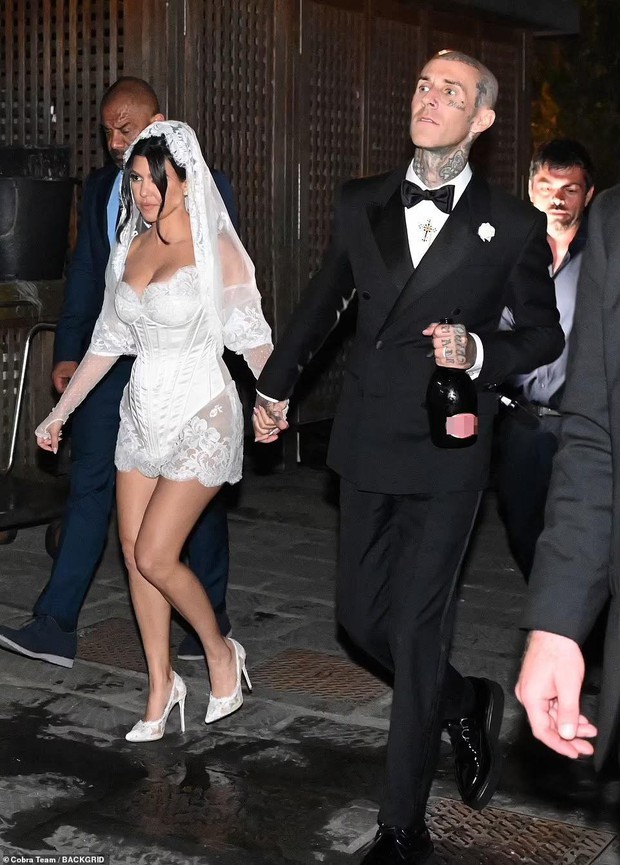 The eldest sister Kardashian wore her wedding dress as lingerie in her third wedding with Travis Barker - Photo 23.