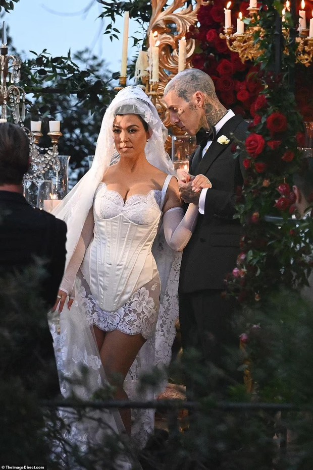 The eldest sister Kardashian wore her wedding dress as lingerie in her third wedding with Travis Barker - Photo 5.