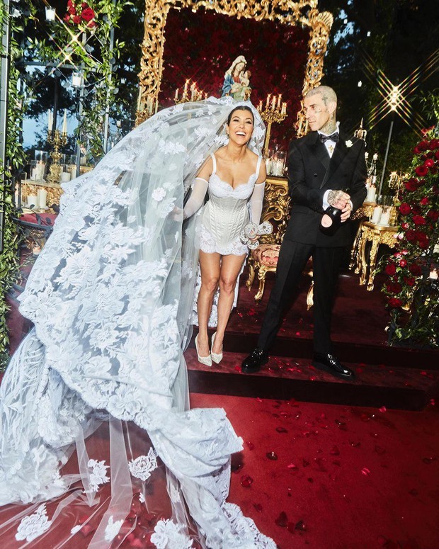 The eldest sister Kardashian wore her wedding dress as lingerie in her third wedding with Travis Barker - Photo 6.