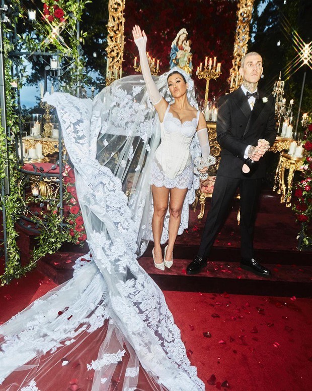 Chị cả Kardashian mặc váy cưới như nội y trong hôn lễ lần 3 với Travis Barker - Ảnh 7.