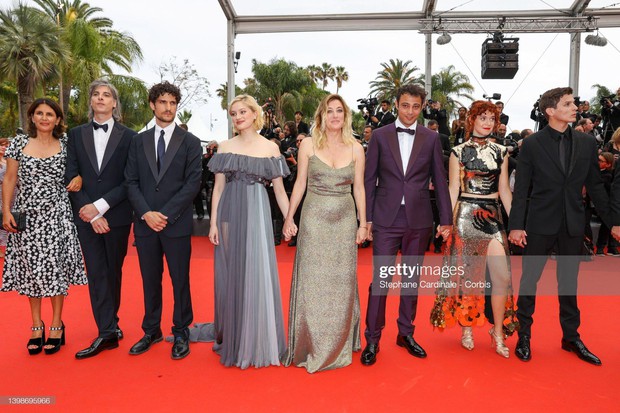 Cannes ngày 6: Sharon Stone cởi váy trên thảm đỏ, hai người đẹp gặp sự cố lộ hàng kém duyên - Ảnh 9.