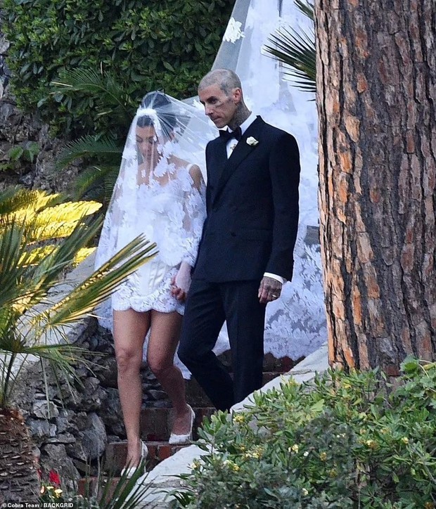 The eldest sister Kardashian wore her wedding dress as lingerie in her third wedding with Travis Barker - Photo 8.