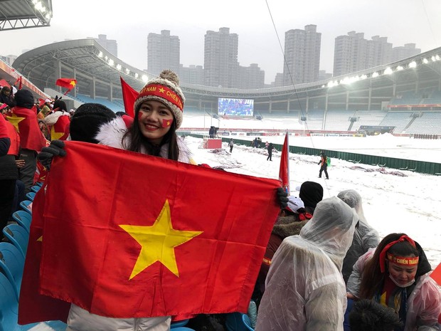 Nhan sắc xinh đẹp gây sốt của dàn Hoa, Á hậu mỗi lần đến sân vận động cổ vũ đội tuyển Việt Nam - Ảnh 8.