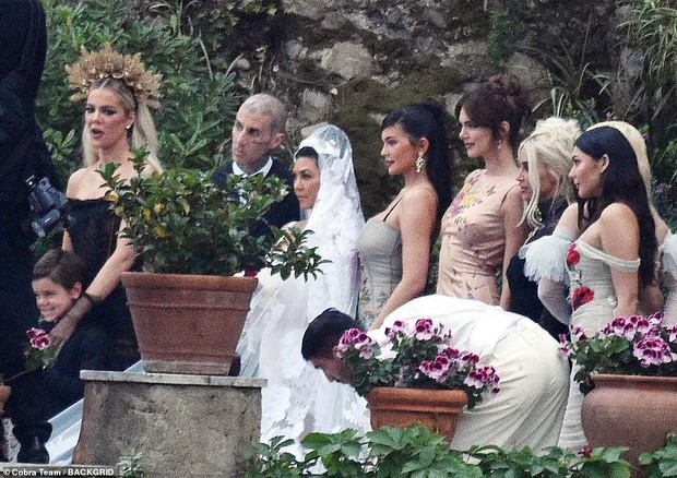 The eldest sister Kardashian wore her wedding dress as lingerie in her third wedding with Travis Barker - Photo 9.