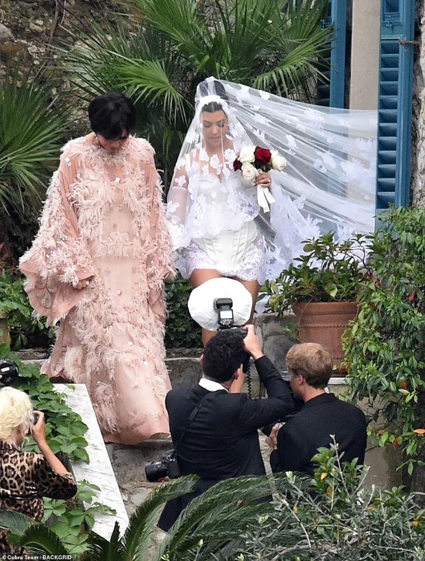 The eldest sister Kardashian wore her wedding dress as lingerie in her third wedding with Travis Barker - Photo 10.