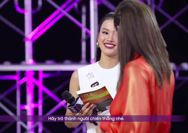 Huong Ly received a special gift from Miss Universe 2005, caught the eye of international judges?  - Photo 6.