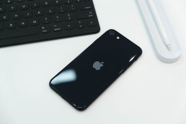 Cận cảnh iPhone SE 2022, con ghẻ của Apple - Ảnh 4.