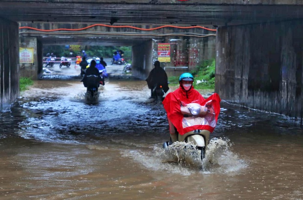 Đường phố Hà Nội ùn tắc nghiêm trọng trong ngày mưa lớn, người dân vất vả di chuyển đi học, đi làm - Ảnh 9.