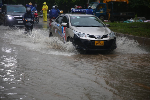Đường phố Hà Nội ùn tắc nghiêm trọng trong ngày mưa lớn, người dân vất vả di chuyển đi học, đi làm - Ảnh 8.